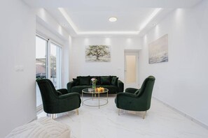 TV - Two Bedroom Villa with Pool (Vinišće)