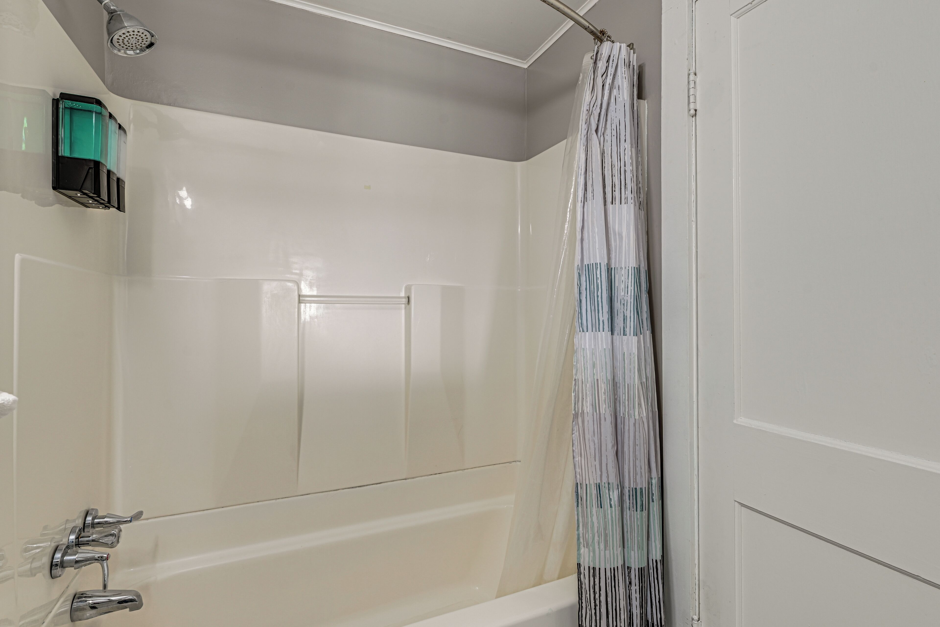 Ein modernes Badezimmer mit Badewanne, Dusche und Toilette.