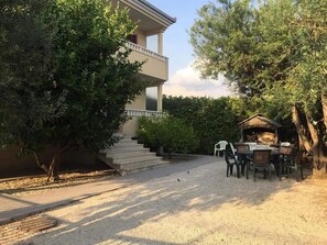 Outdoor dining - Two Bedroom Apartment (Kaštel Štafilić)