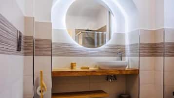 Habitació doble superior | Bany | Dutxa, assecador de cabells, tovalloles i paper higiènic