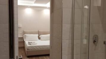 Dobbeltrom – standard | Bad | Dusj, hårføner, håndklær og toalettpapir