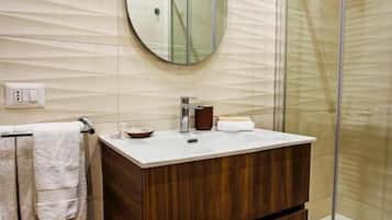 Doppia Standard | Bagno | Doccia, asciugacapelli, asciugamani, carta igienica