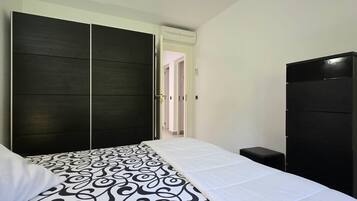 3 bedrooms, bed sheets