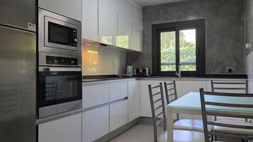 Lò vi sóng, máy rửa bát, dụng cụ pha cà phê/trà, ghế cao cho trẻ em