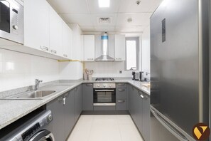 Coffee/tea maker, fridge, microwave, oven - Vogue, JVC Jeewar near Circle Mall Pool & Gym (Dubai)