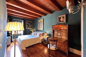 A bedroom with a wooden ceiling, a bed with a white bedspread, a wooden dresser, and a chair. - Amazing penthouse rooftop terrace 360° lagoon view (Venezia)