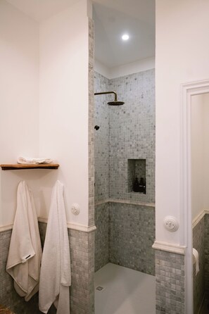 Dusche, Haartrockner, Handtücher, Seife