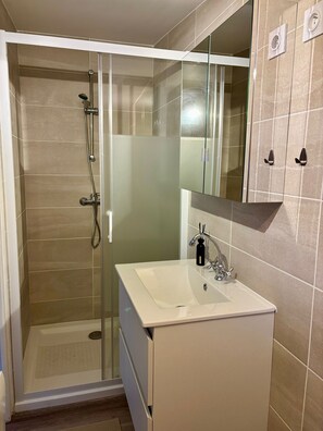 Shower, towels, soap, toilet paper - Wonderful 1-bedroom apartment in Villiers-le-Bel perfect for your stay (Villiers-le-Bel)
