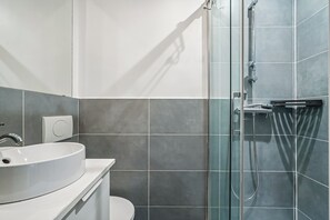 Hair dryer, towels, toilet paper - Louvre / rue du Pelican (Paris)