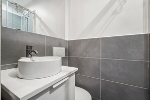 Haartrockner, Handtücher, Toilettenpapier