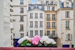 A row of multi-story buildings with balconies and windows. - ID 1051 - Louvre / rue du Pelican (Paris)