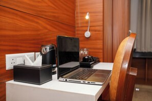Deluxe tweepersoonskamer, uitzicht op de stad | Een bureau, gratis wifi, rolstoeltoegang