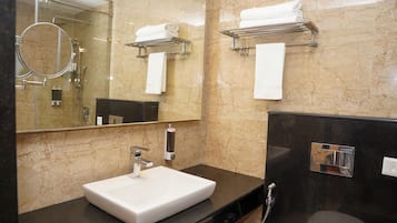 Ducha, artículos de tocador gratuitos, secador de pelo, toallas