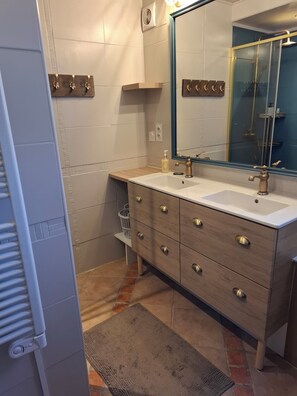 Dusche, Haartrockner, Handtücher, Seife