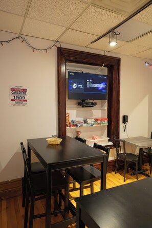 Dining - Treehouse Hostel (Montreal)