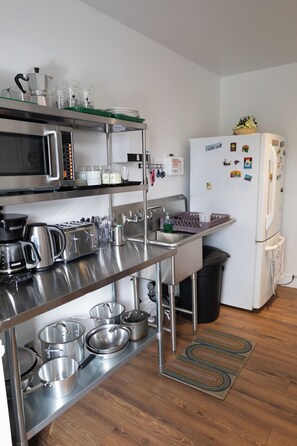 Shared fridge, microwave - Treehouse Hostel (Montreal)
