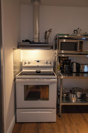 Shared fridge, microwave - Treehouse Hostel (Montreal)