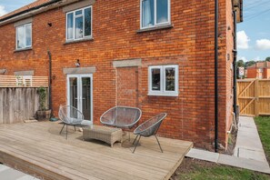 Terrace/patio - Cosy home off Glastonbury High Street (Glastonbury)
