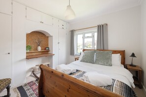 3 bedrooms, iron/ironing board, free WiFi - Cosy home off Glastonbury High Street (Glastonbury)