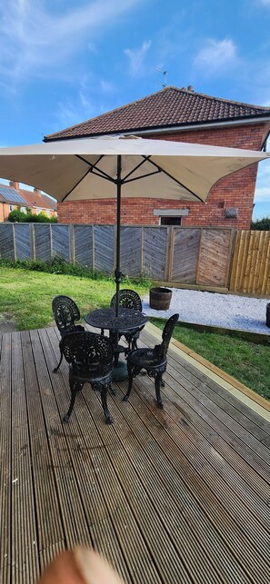 Outdoor dining - Cosy home off Glastonbury High Street (Glastonbury)
