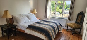 Iron/ironing board, Internet - Cosy home off Glastonbury High Street (Glastonbury)