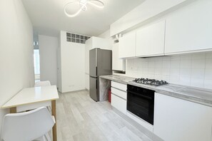 Kjøleskap og oppvaskmaskin