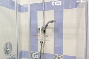 Shower, towels - P075 - Porto Recanati, new two-room apartment facing the sea with direct beach access (Porto Recanati)