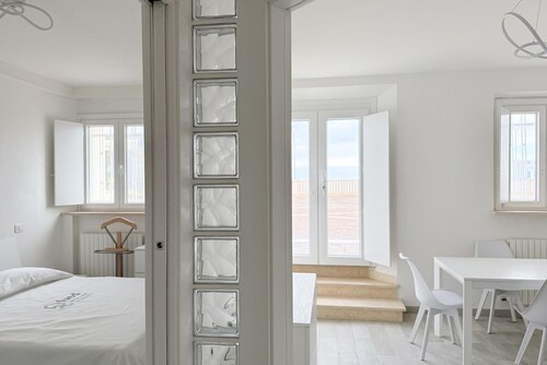 P075 - Porto Recanati, new two-room apartment facing the sea with direct beach access