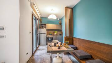 Vila família, vários quartos (Alternative Villa With Pool&Spa Relax) | Cozinha privada | Geladeira, fogão, cooktop, cafeteira/chaleira