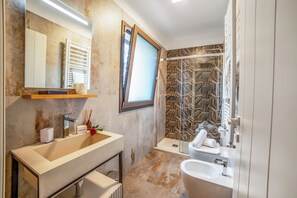Villa familiar, varias habitaciones (7br Luxury Villa - Pool, Garden &) | Baño | Regadera, bidet, toallas, jabón 