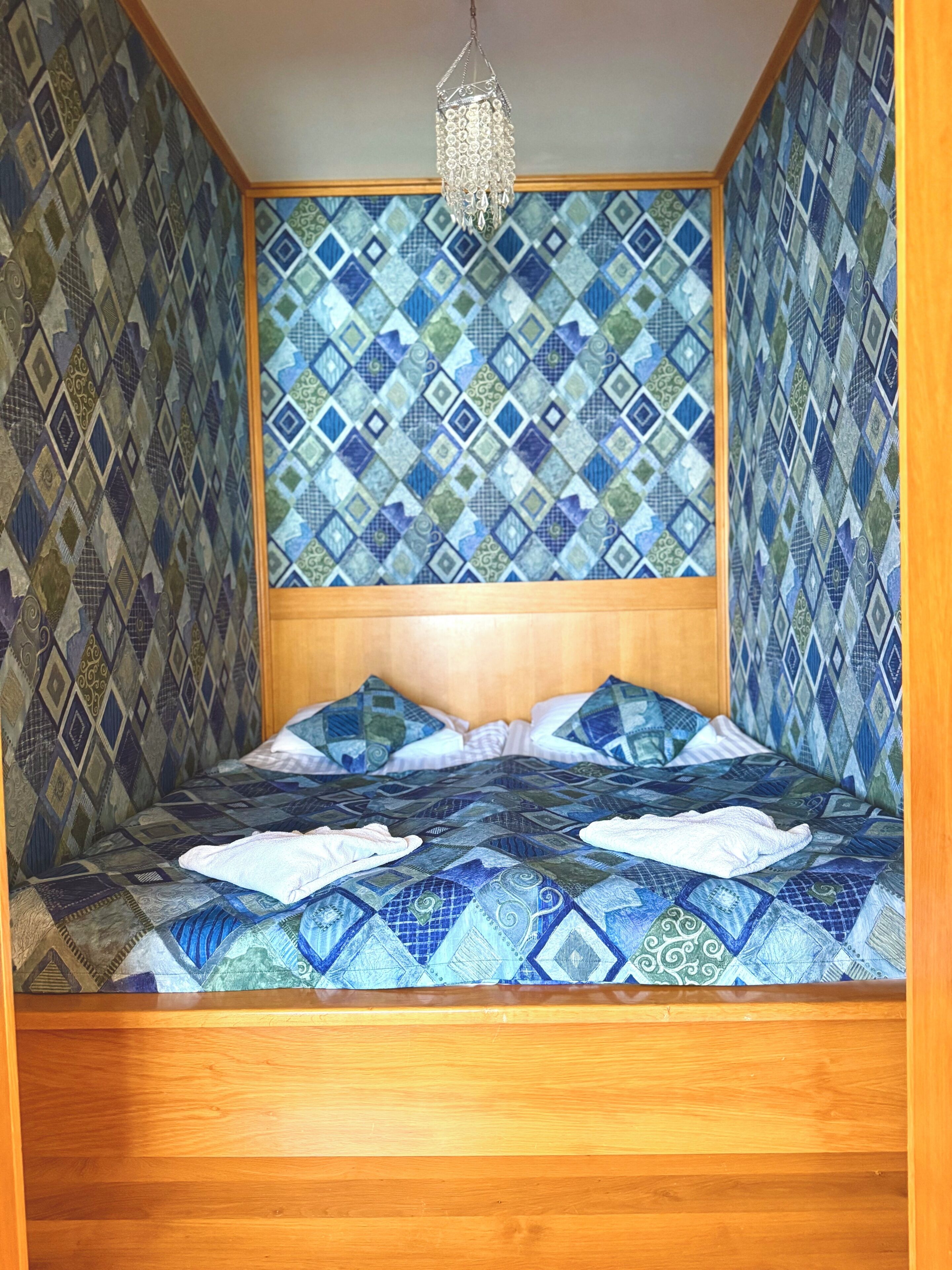 Habitación cuádruple familiar, 1 habitación | Caja de seguridad en la habitación y espacio para trabajar con laptop 