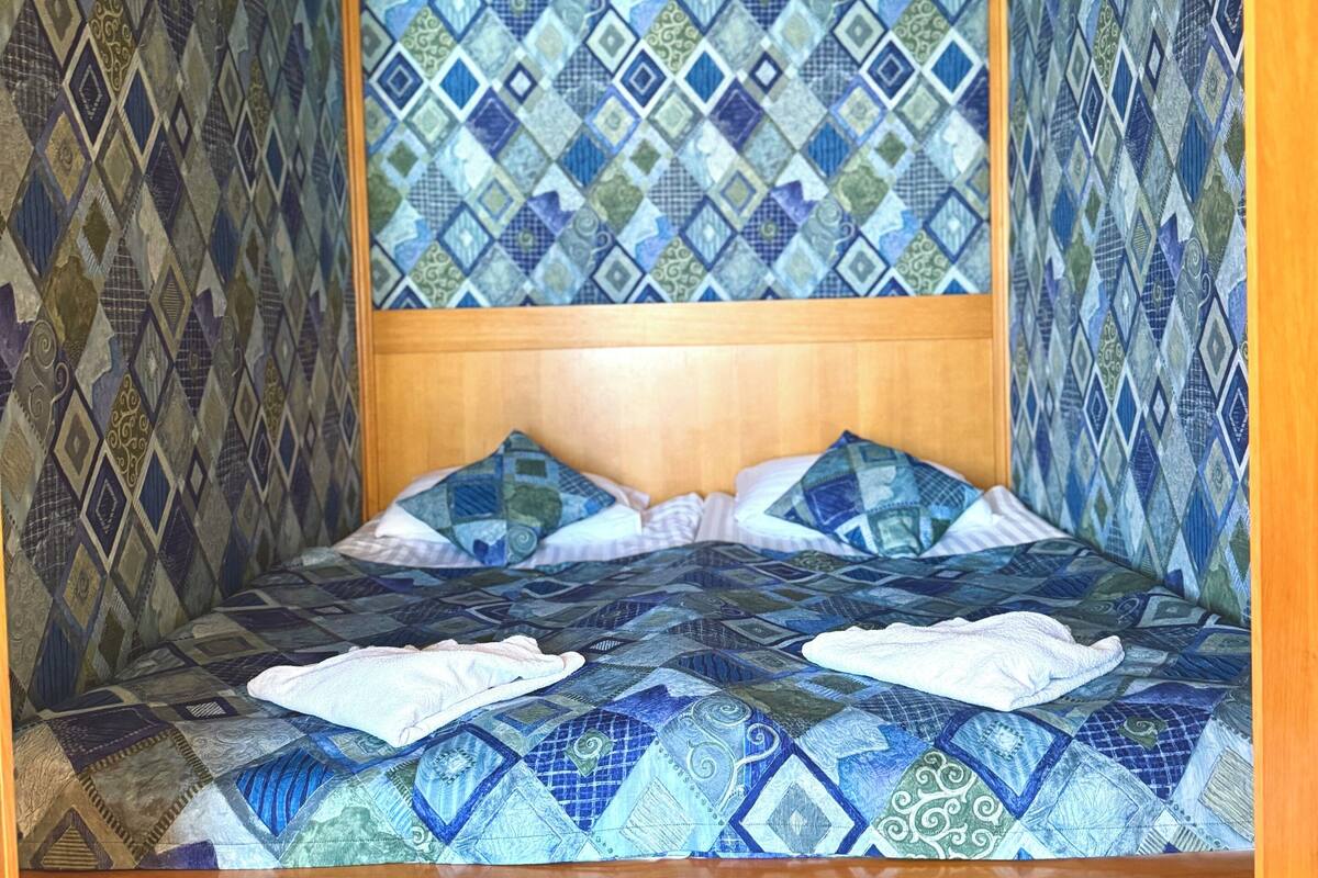 Habitación cuádruple familiar, 1 habitación | Caja de seguridad en la habitación y espacio para trabajar con laptop