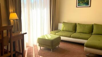 Rom – premium, 1 kingsize-seng | Safe på rommet, skrivebord for bærbar PC, wi-fi (inkludert) og sengetøy