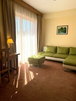 尊荣客房, 1 张特大床 | 客房内保险箱、笔记本电脑工作区、免费 WiFi、床单