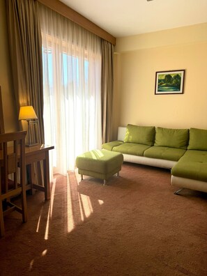 Habitación Premium, 1 cama King size | Caja de seguridad en la habitación y espacio para trabajar con laptop