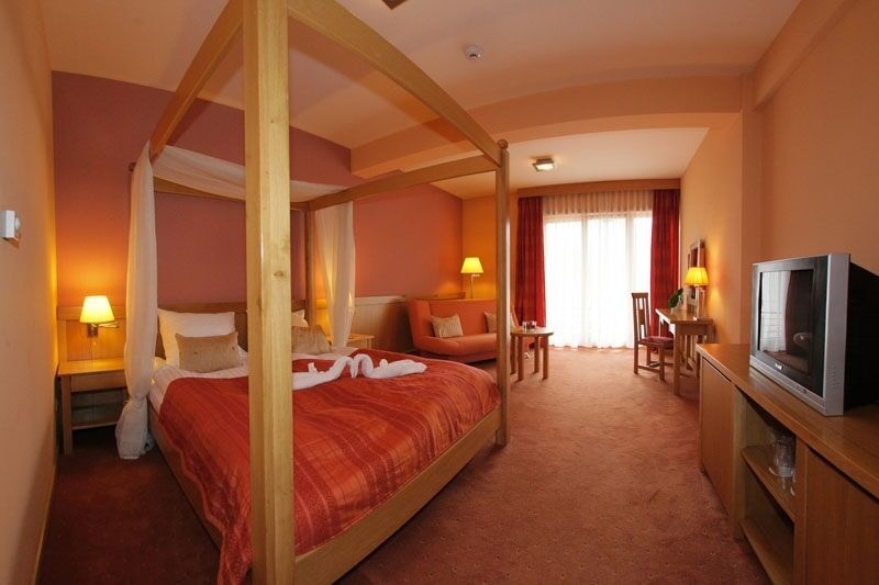 Caja de seguridad en la habitación y espacio para trabajar con laptop 