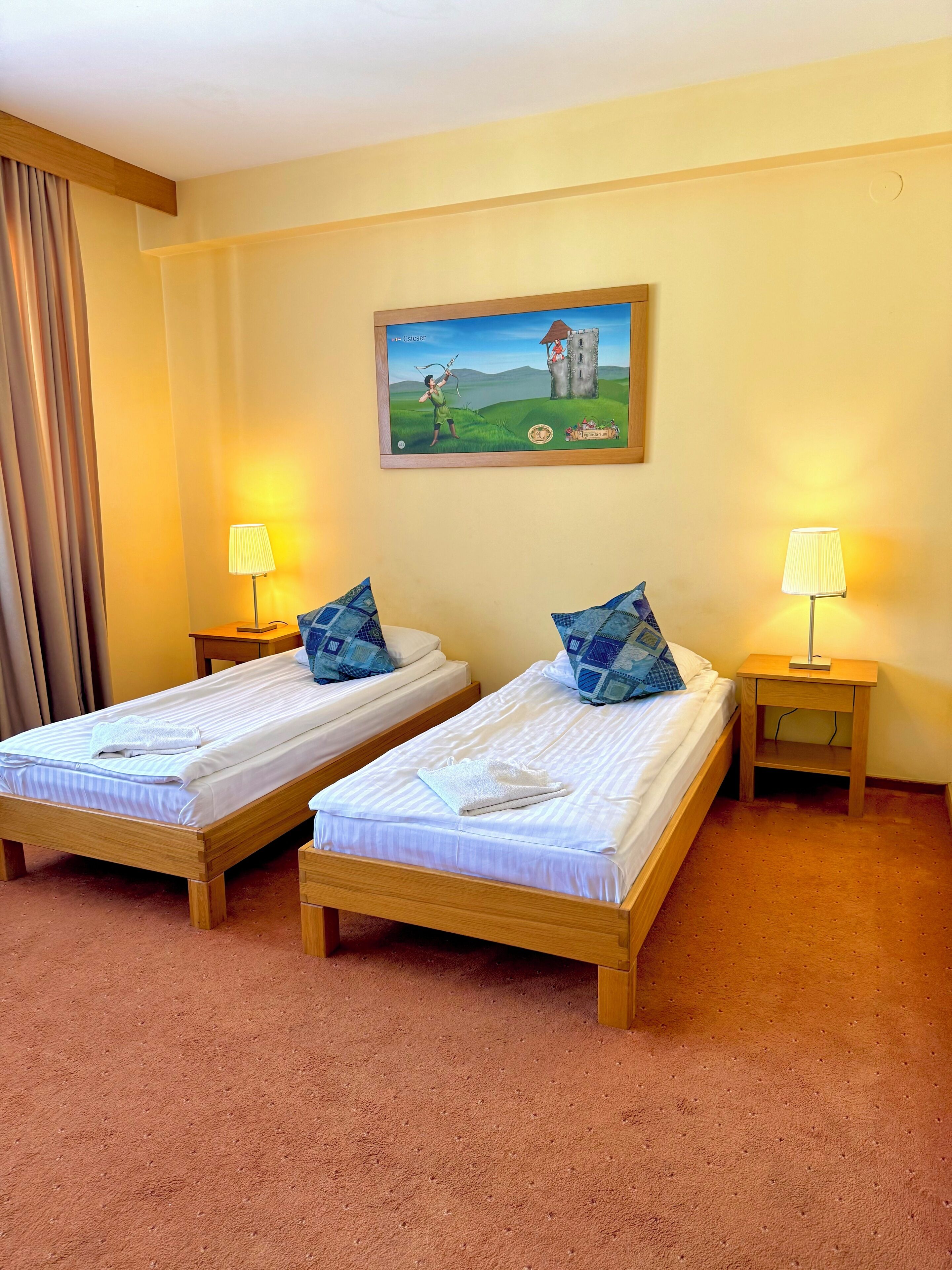 Habitación cuádruple familiar, 1 habitación | Caja de seguridad en la habitación y espacio para trabajar con laptop 