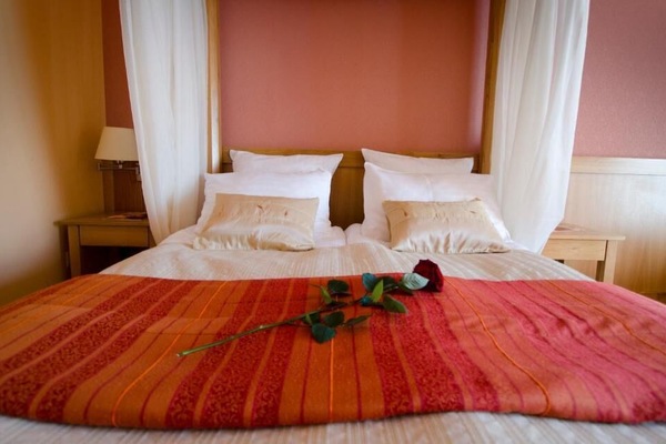 Kamar Bulan Madu | Brankas, ruang kerja ramah laptop, Wi-Fi gratis, dan seprai linen