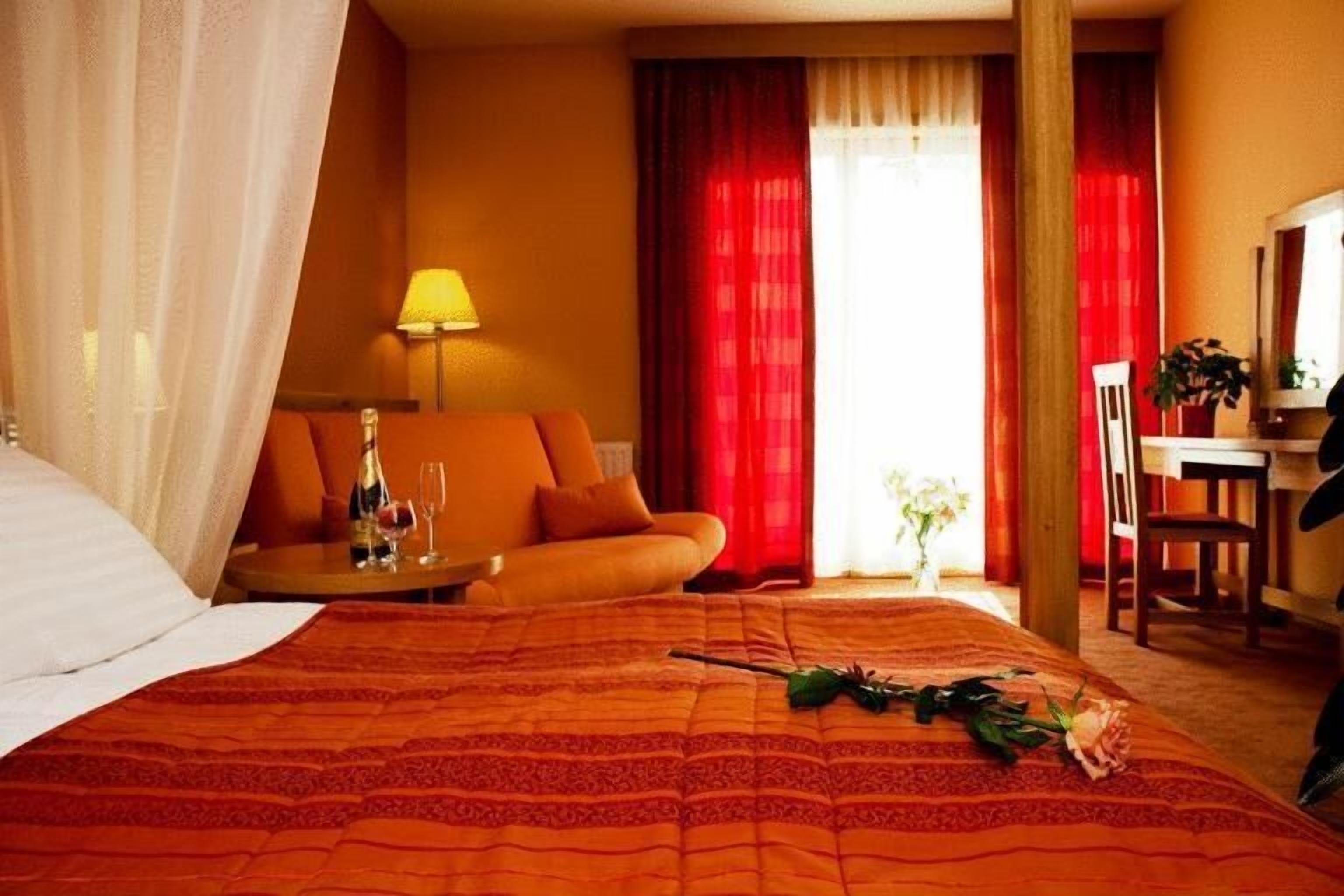 Kahden hengen standard-huone, kaupunkinäköala | Tallelokero huoneessa, ilmainen Wi-Fi, pääsy pyörätuolilla