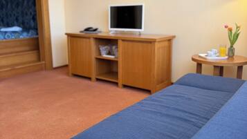 Firemannsrom – familie, 1 soverom | Safe på rommet, skrivebord for bærbar PC, wi-fi (inkludert) og sengetøy