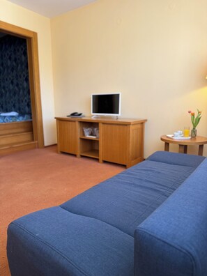 Habitación cuádruple familiar, 1 habitación | Caja de seguridad en la habitación y espacio para trabajar con laptop 