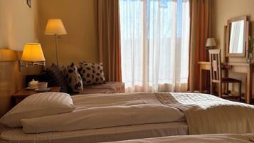 Kahden hengen premium-huone (kaksi sänkyä) | Tallelokero huoneessa, kannettavalle tietokoneelle sopiva työtila