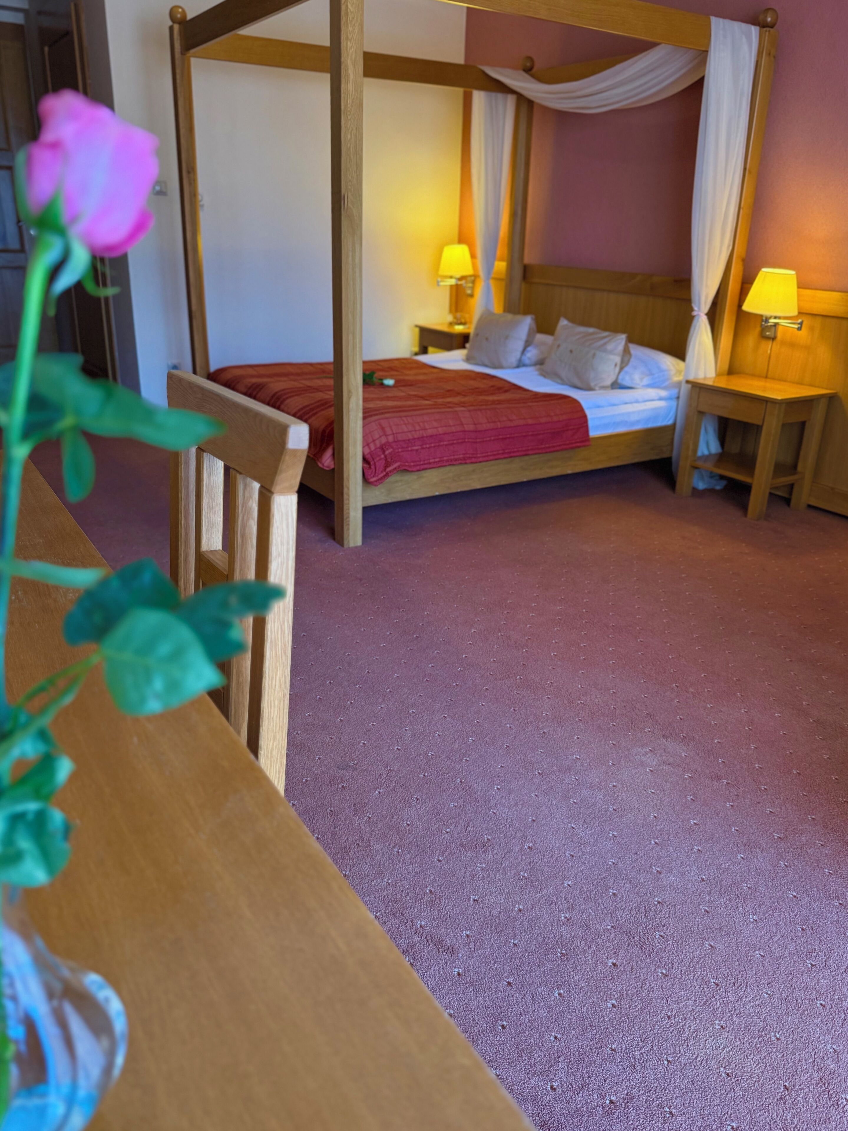 Habitación de luna de miel | Caja de seguridad en la habitación y espacio para trabajar con laptop 