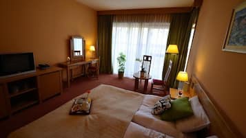 Dobbeltrom – standard, byutsikt | Safe på rommet, wi-fi (inkludert) og rullestolvennlig