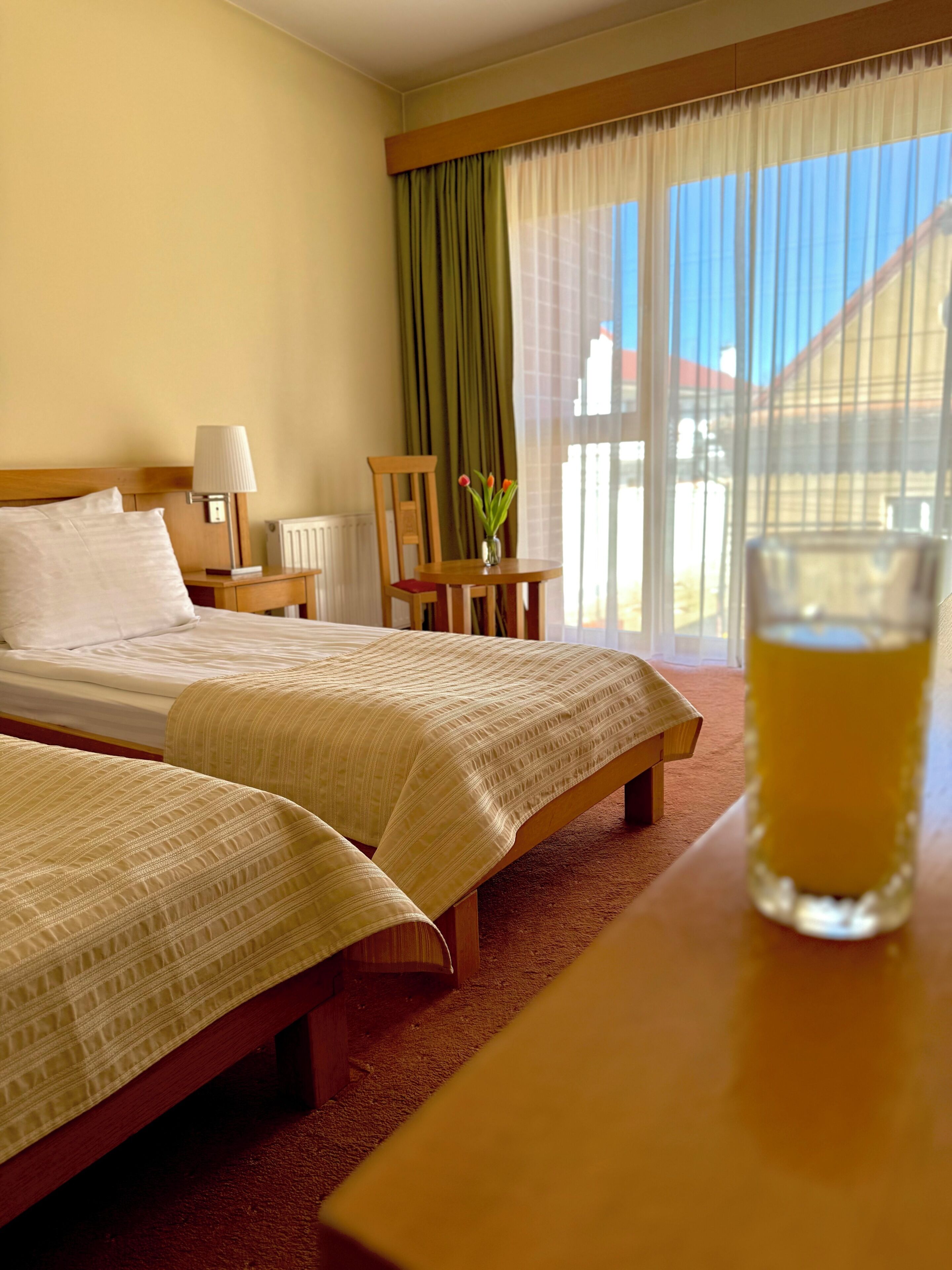 Habitación estándar con 2 camas individuales, vista a la ciudad | Caja de seguridad en la habitación y espacio para trabajar con laptop 