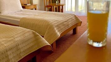 Tomannsrom – standard, byutsikt | Safe på rommet, skrivebord for bærbar PC, wi-fi (inkludert) og sengetøy