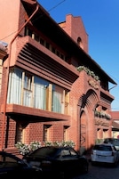 Un edificio de ladrillo rojo con un cartel que dice 'Hotel & Restaurant'.