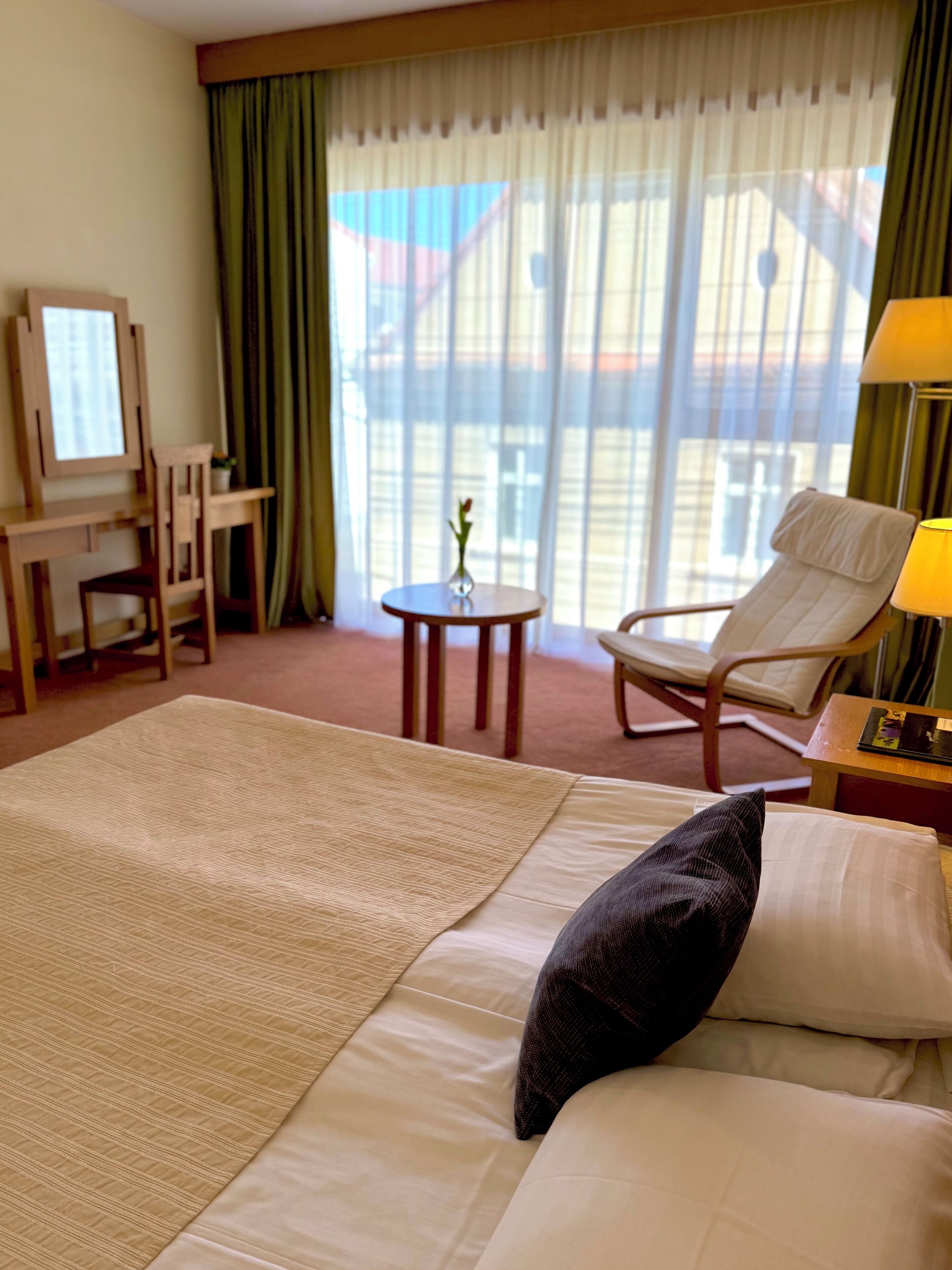 Dobbeltrom – standard, 1 queensize-seng, byutsikt | Safe på rommet, skrivebord for bærbar PC, wi-fi (inkludert) og sengetøy