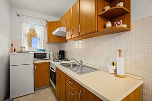 Fridge, microwave, oven, stovetop - Family Apartment Stinjan with Garden View (Štinjan)