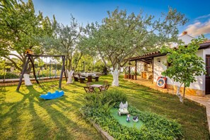 Outdoor dining - Family Apartment Stinjan with Garden View (Štinjan)